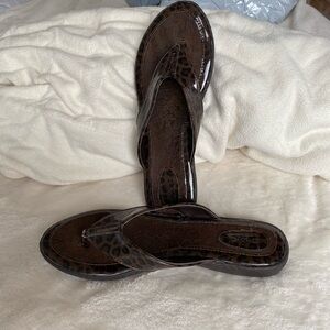 EUC B.O.C. Patten Leather Look Flip Flops Size 10